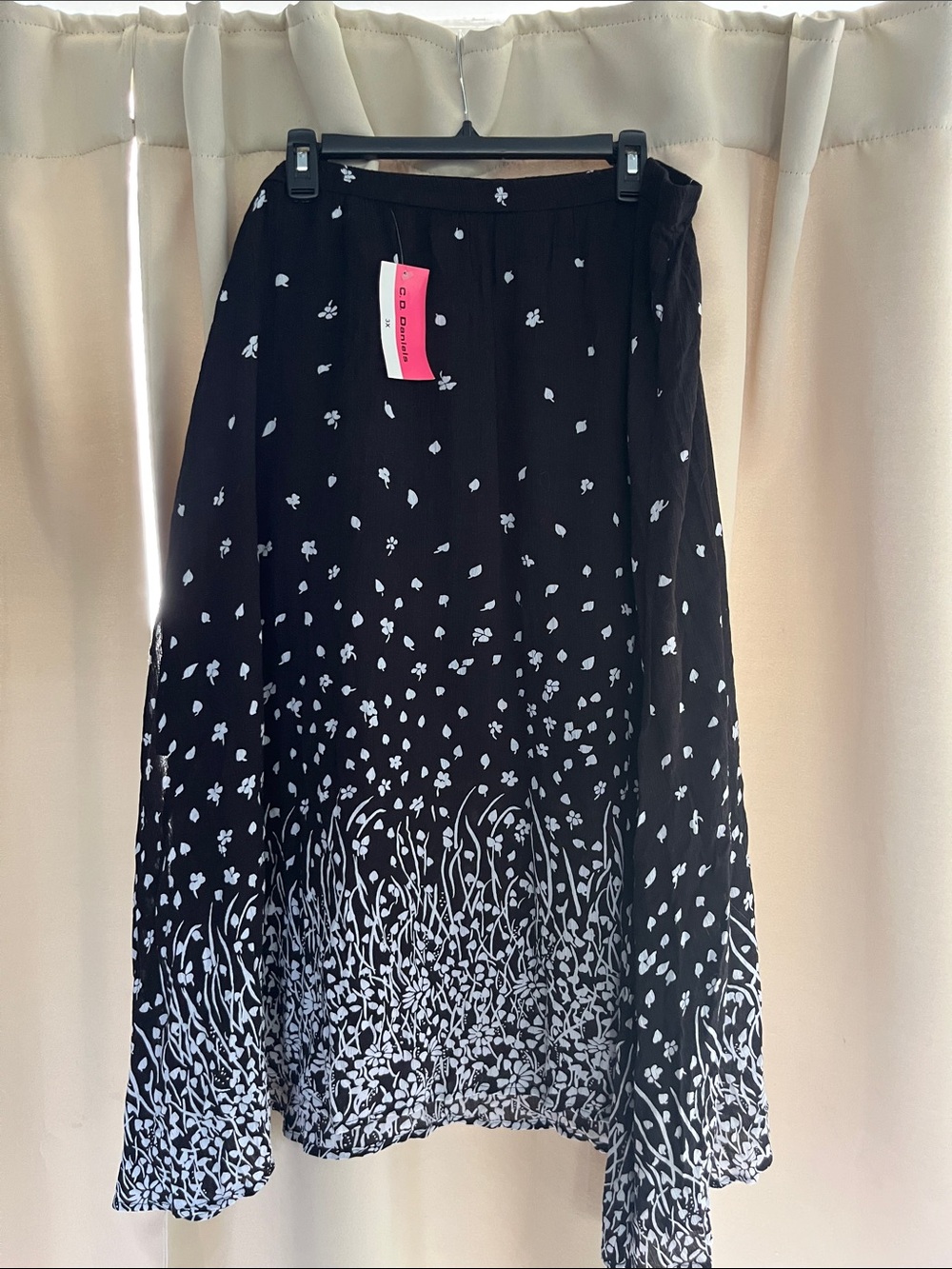 CD Daniels Black & White Floral Border Midi Skirt. NWT